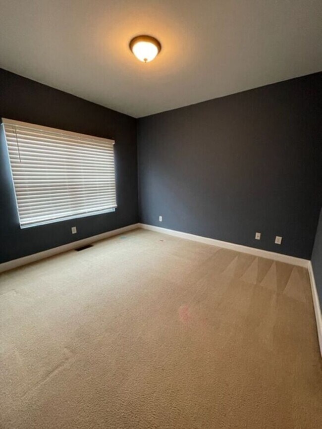 Building Photo - Spacious 3 Bed/ 3 Bath Townhome with two A...