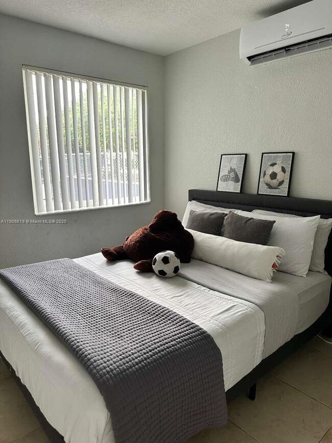 Building Photo - 585 SW 11th St