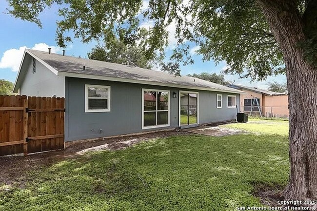Building Photo - 3-Bedroom Home in Kirby Ready for Move-In!