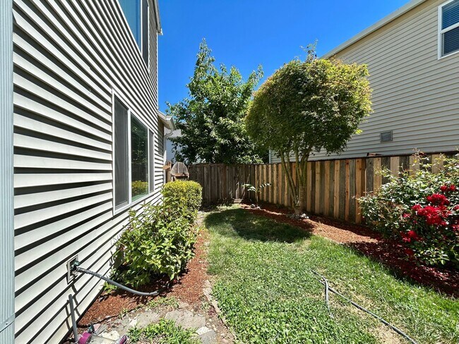 Building Photo - Spacious 4 Bed, 2.5 Bath House