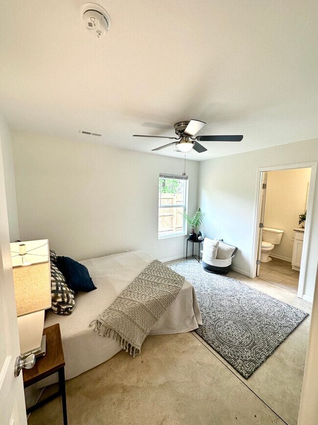 Building Photo - UPDATED  DUPLEX!!! with Garage
