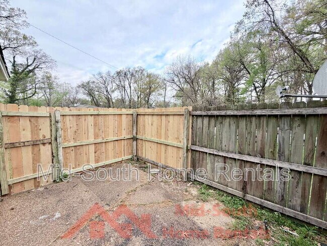 Building Photo - 642 Safari Dr