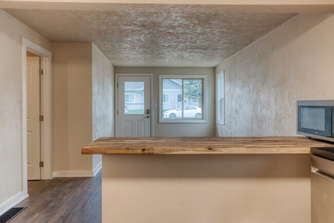 Building Photo - 616 11th St W