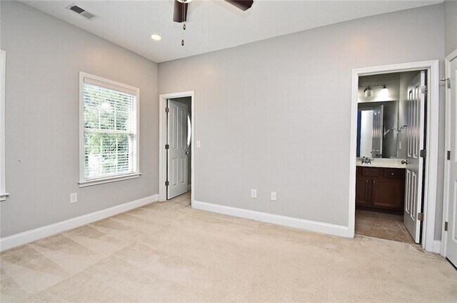 Building Photo - 2625 Hickory Hill Dr