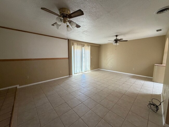 Building Photo - Spacious 4/2 in the Country / Horses ok