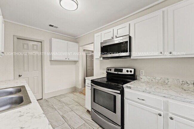 Building Photo - Newly Renovated 3 Bedroom Home with Screened Porch