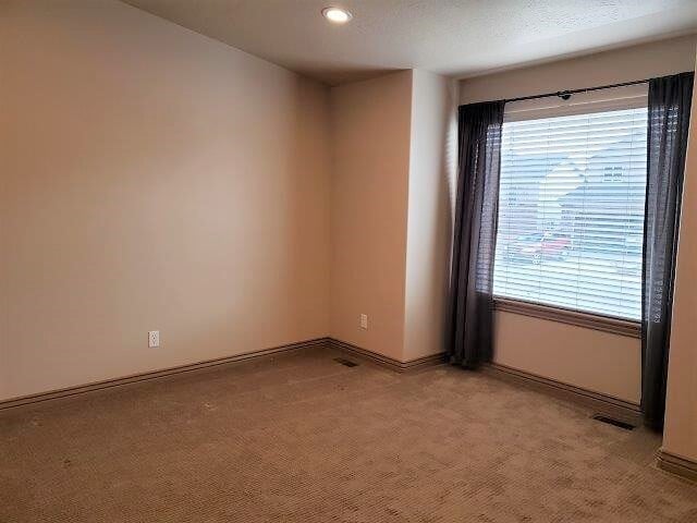 Building Photo - 2 Weeks Free on This Beautiful 4 Bed 3 Bath Home in West Haven!