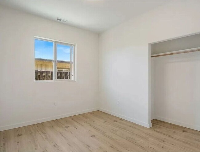 Building Photo - 4 Bedroom Home w/ Spacious Yard!