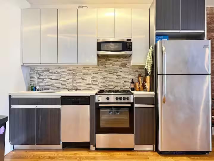 Building Photo - Prime Bushwick Room, HDTV, 15 min to Manhattan #756