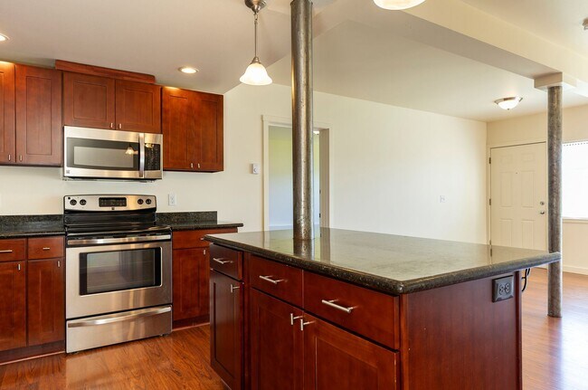 Building Photo - Sun-Filled 2BR/2BA Retreat w/ Split Layout, In-Unit W/D & Parking – Spacious 1,009 Sq Ft!