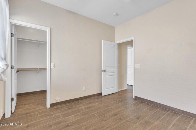 Building Photo - 3233 E Blue Ridge Way
