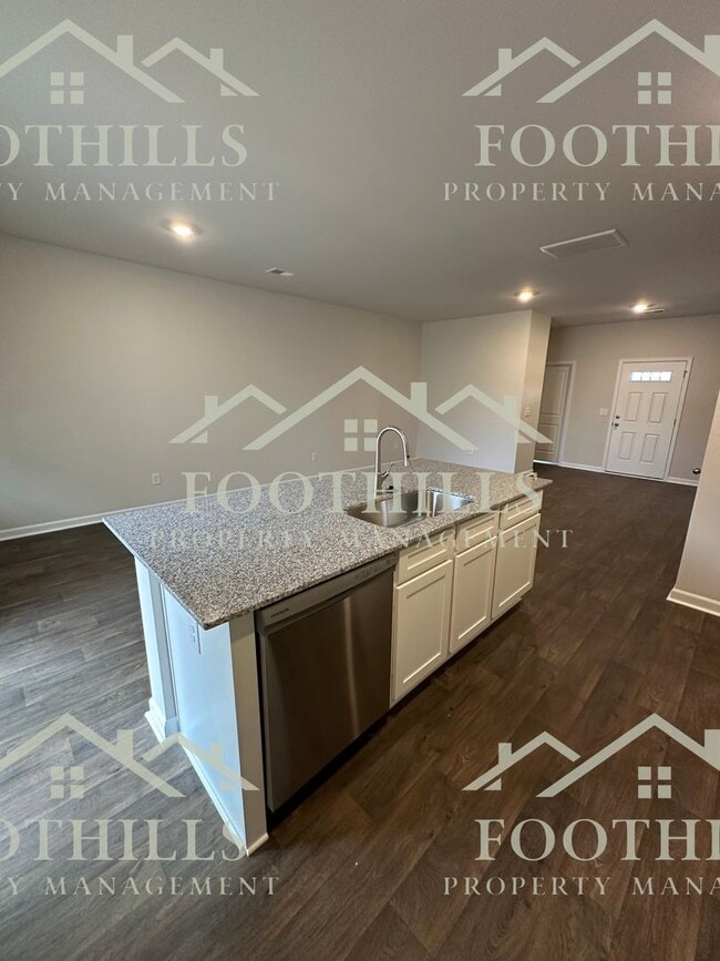 Building Photo - 104 Lowland Dr