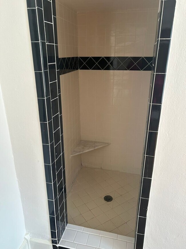 Building Photo - 1037 W Magnolia Ave