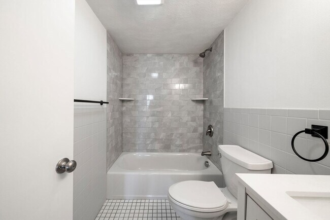 Building Photo - 22 Irving St