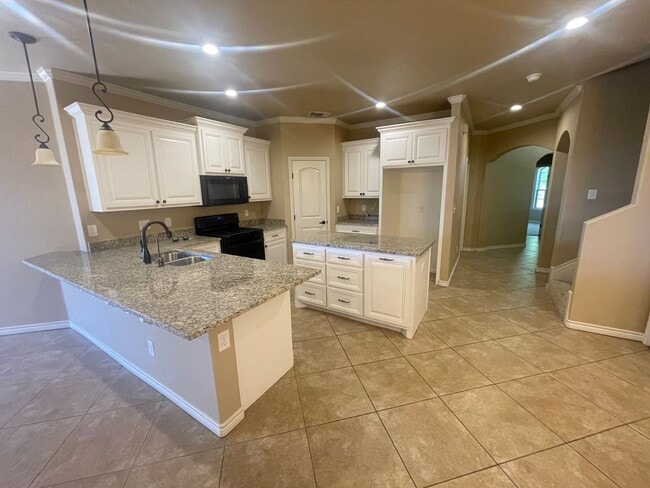 Building Photo - Large Family Home in Desert Ridge