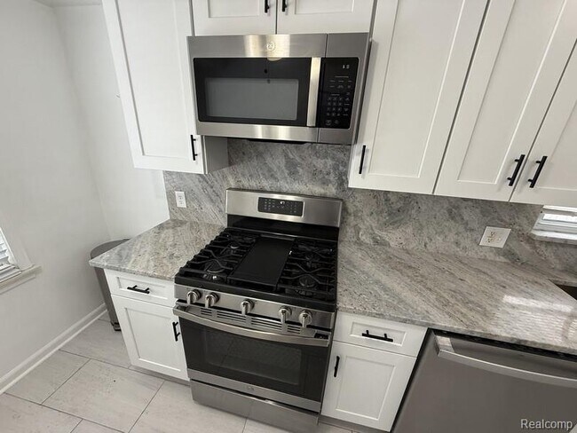 Building Photo - 1465 E 14 Mile Rd