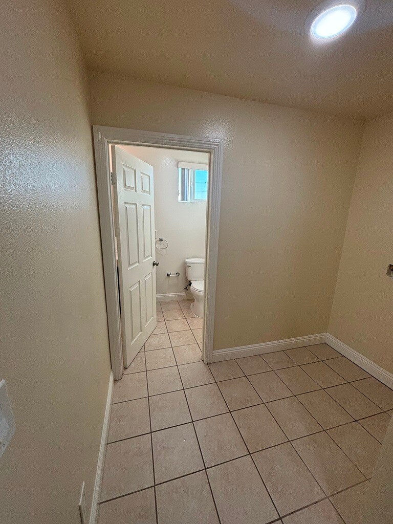 Building Photo - 1337 W 55th St