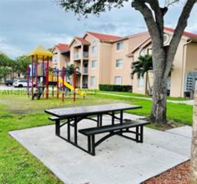 Building Photo - 10410 SW 157th Ct