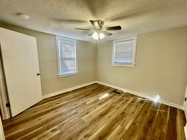 Building Photo - 10th Ave NW Duplex