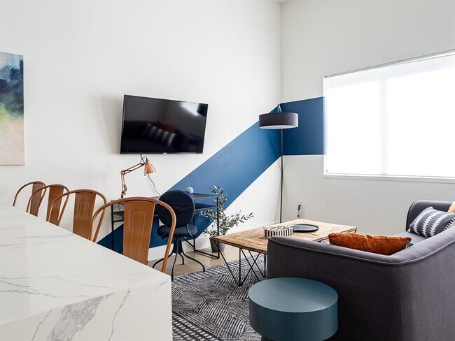 Building Photo - 2709 E 5th St.