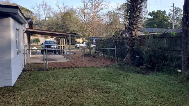 yard - 6828 Jack Horner Ln