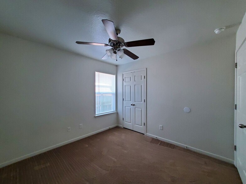 Building Photo - 1204 Cinch Dr