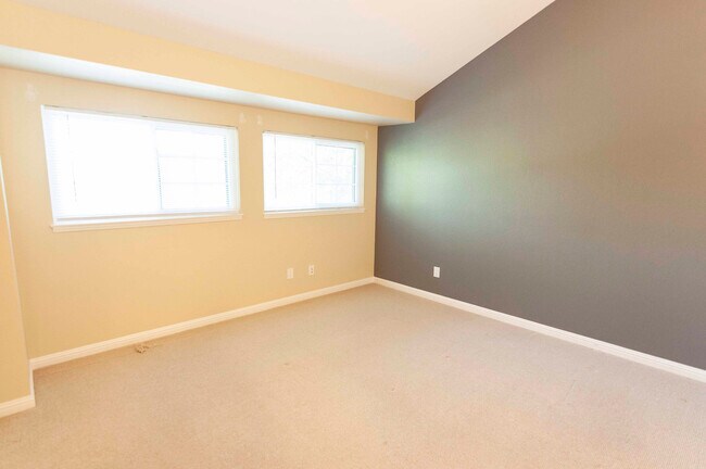 Building Photo - Quiet and Spacious 2 story townhouse in be...