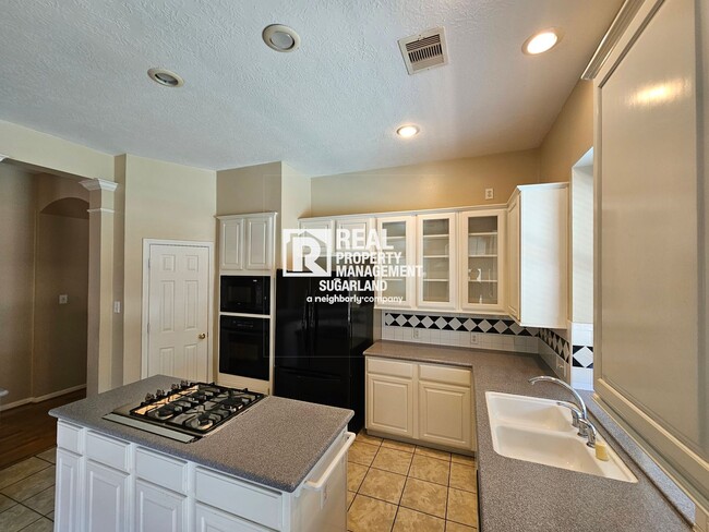 Building Photo - New Territory Oasis: Private Pool & Great Location