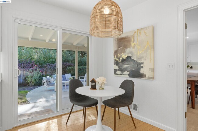 Building Photo - 2402 Royal Oaks Dr