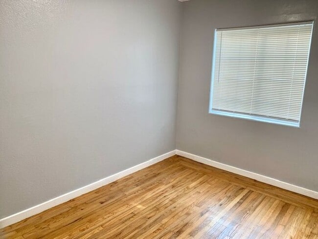 Building Photo - Great 3 bed 1.5 bath House with Garage in ...