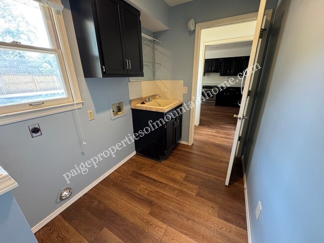 Building Photo - Stylish 3-Bedroom Home with Beautiful Kitc...