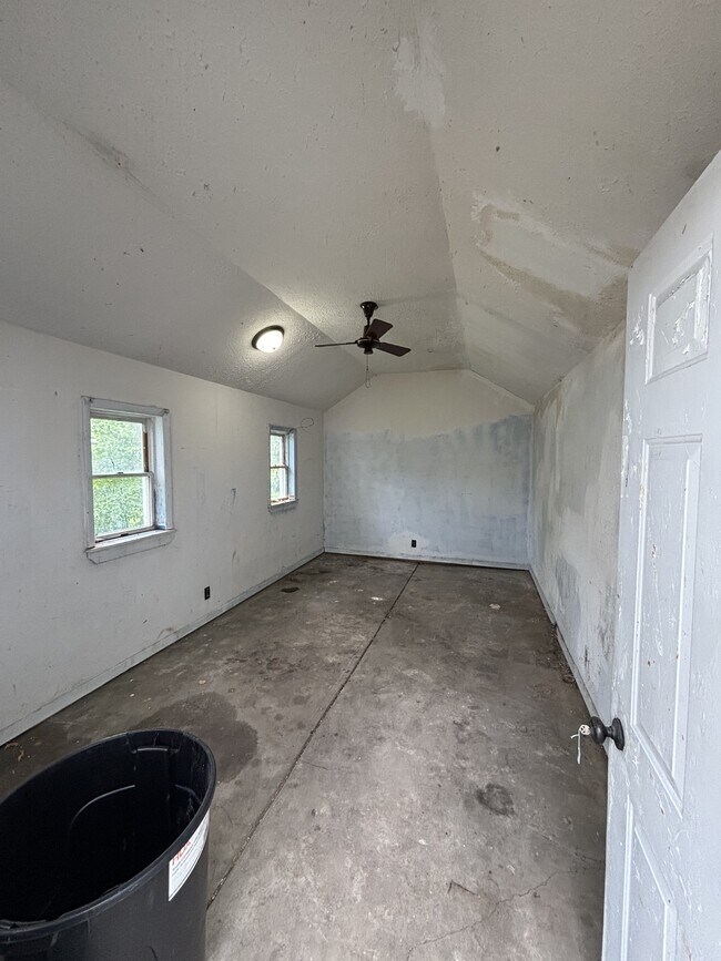 Building Photo - 805 Riverview Ave