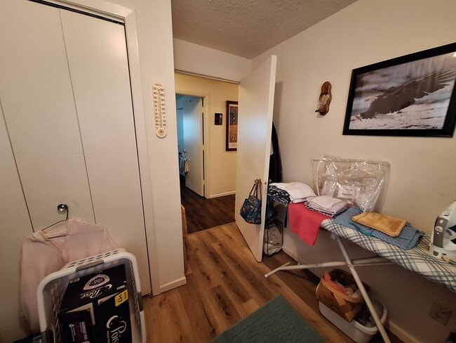 Building Photo - LARGE 3 Bedroom Apartment - AVAILABLE SEPTEMBER