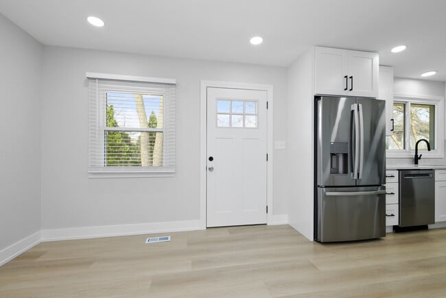 Building Photo - 7800 W Kingston Dr