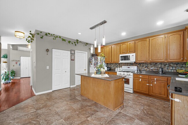 Building Photo - 436 W Parkside Dr