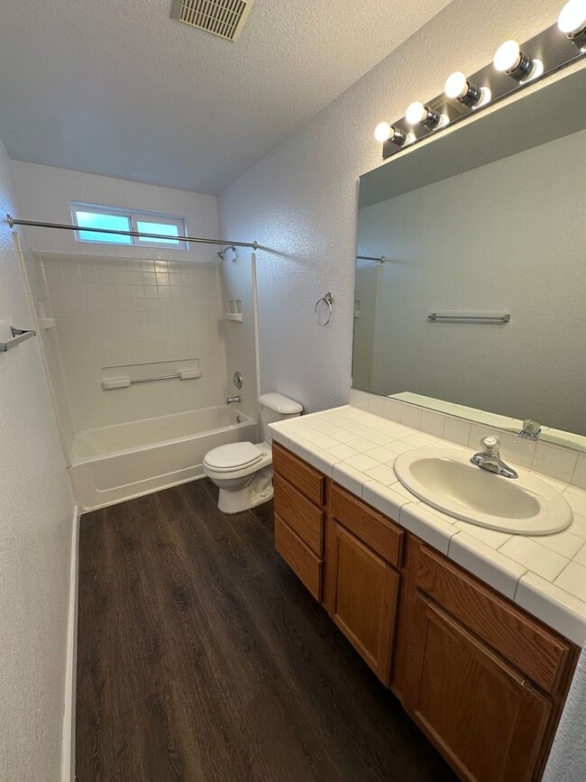 Building Photo - 904 Julia Ln