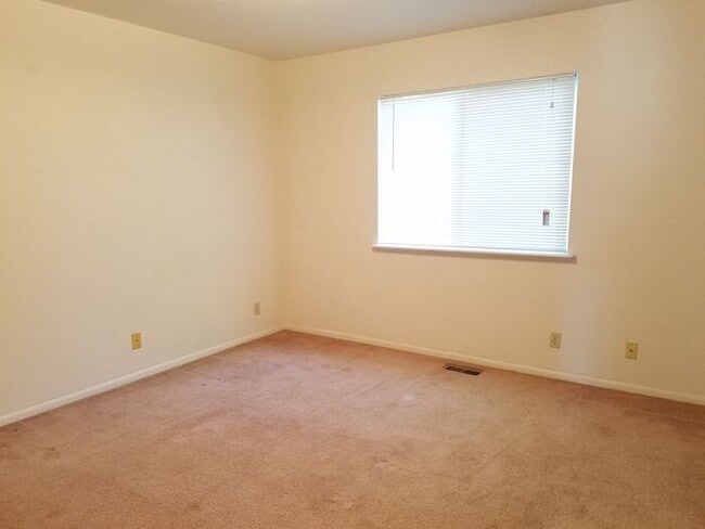 Building Photo - 2 Bed 1.5 Bath Townhouse End Unit in North Central Loveland - Water/Sewer/Trash Included in Rent!