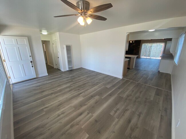 Building Photo - 3-Bed, 2-Bath Home, + Bonus Room/Office .....