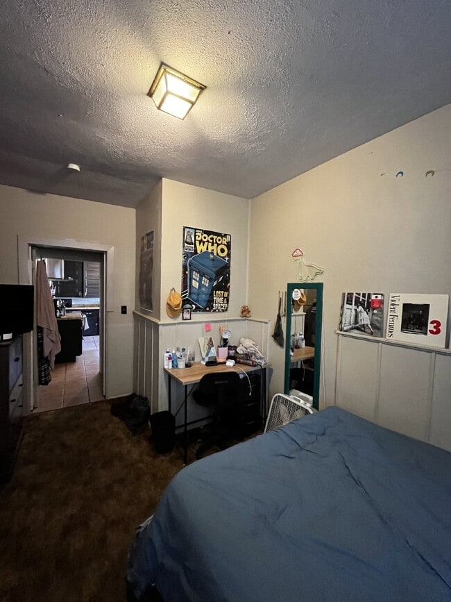 Building Photo - Nice 4 Bed 1 Bath close to UWEC and Water St! Available June 1st