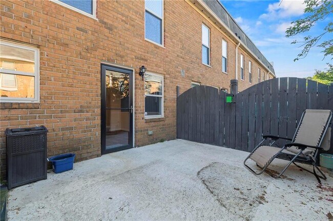 Building Photo - 245 Winding River Dr