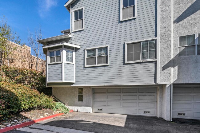 Building Photo - Scripps Townhome 3 Br 3 Ba End Unit