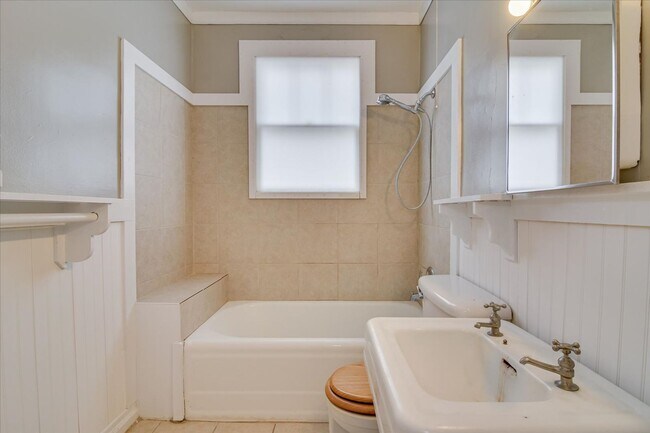 Building Photo - Cozy Cottage in Midtown!