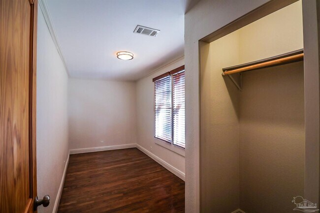 Building Photo - 422 N Davis Hwy