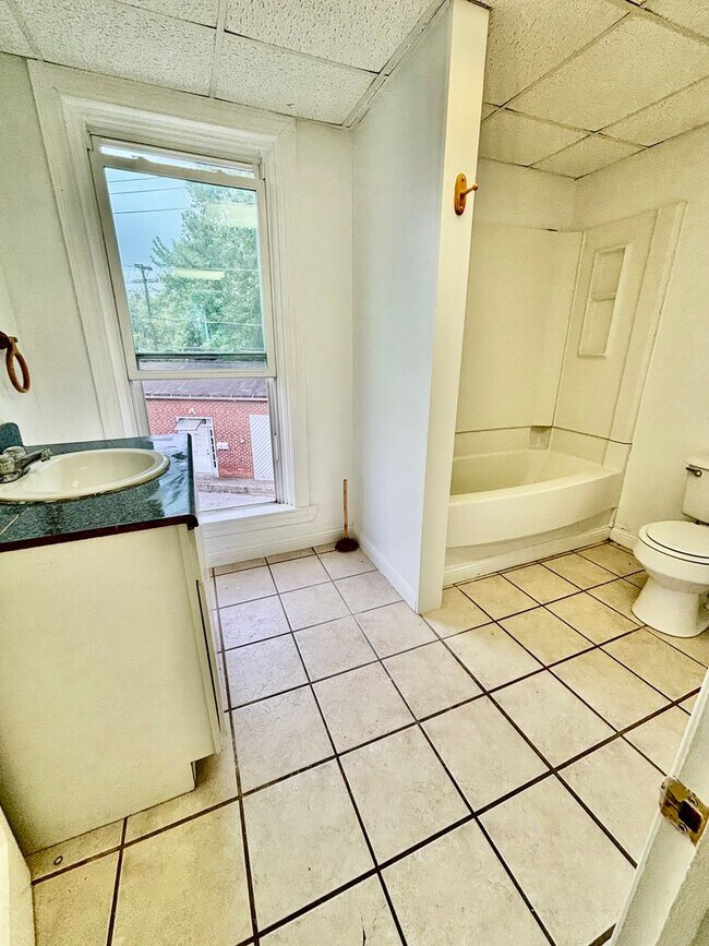 Building Photo - For Rent: Downtown 1 Bedroom Apartment – $850/month