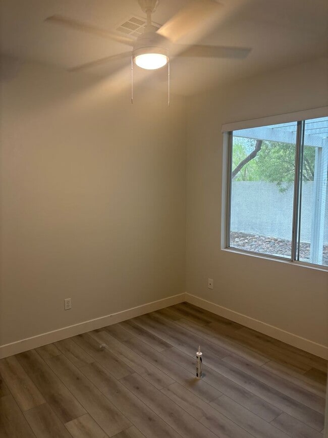 Building Photo - VERY CUTE 2 BEDROOM, SINGLE STORY HOME IN ...