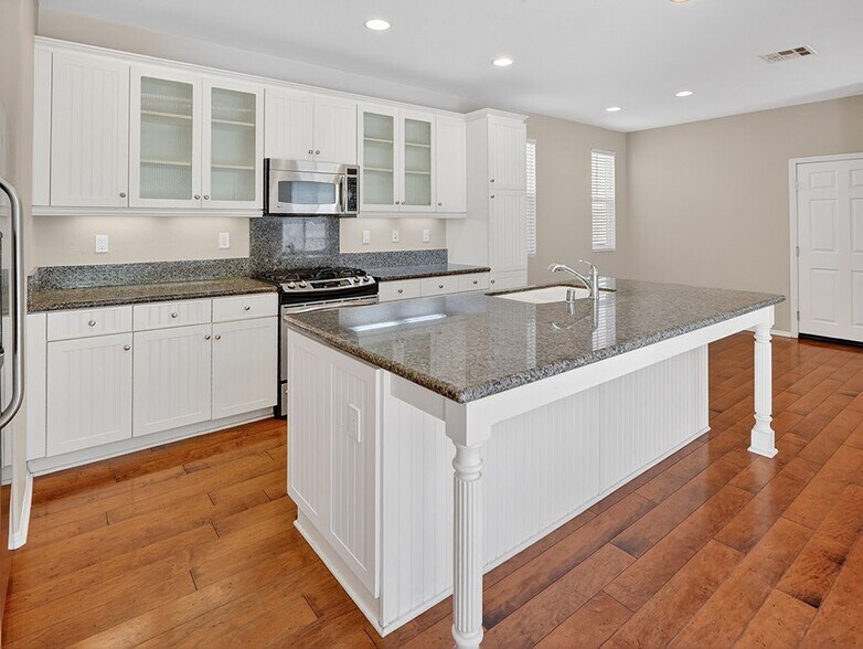 Building Photo - 28782 S Lake Dr