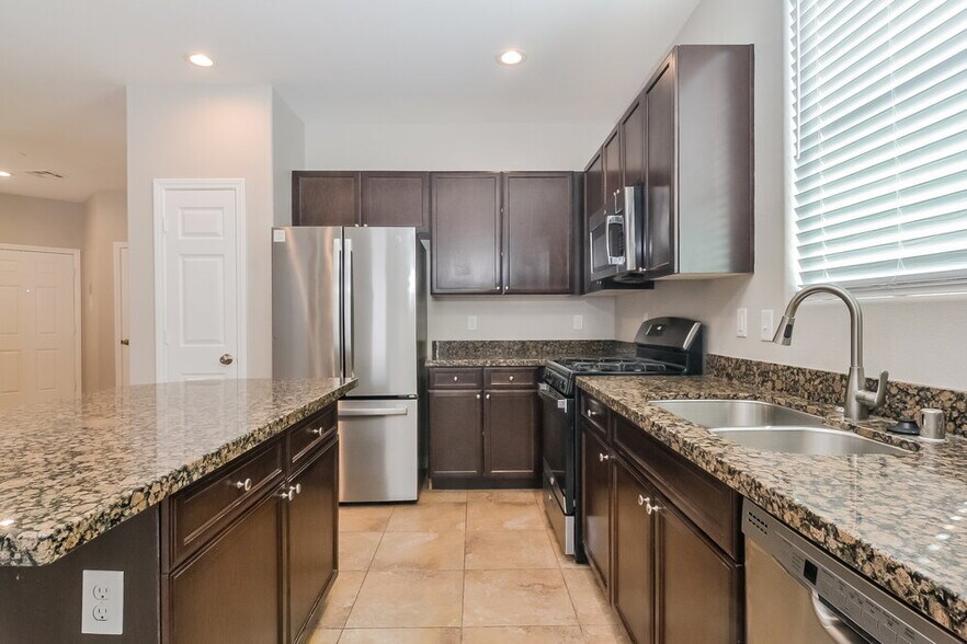 Building Photo - 993 Pebble Lake St