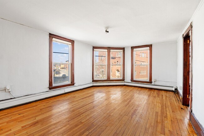 Building Photo - 4 Elm St