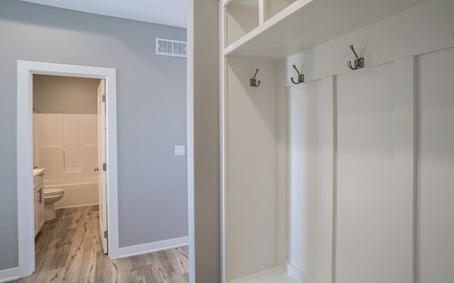 Building Photo - HUGE 4 Bed Home for Rent!