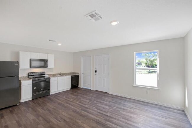 Building Photo - 995 St Clair St